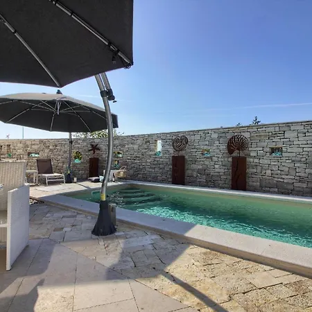 Mit Privatpool Fuer 6 Personen Ca 130 Qm In Kanfanar, Istrien Binnenland Von Istrien *